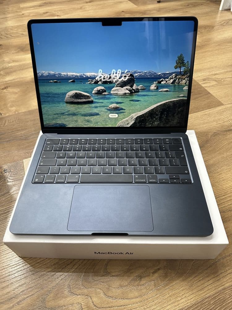 Apple MacBook Air M2 13.6” – 16GB RAM / 256GB SSD
