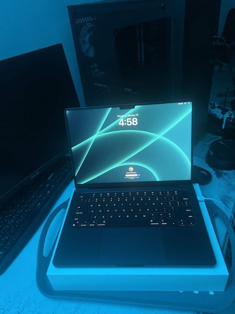 Продавам Apple MacBook Pro 14” с Apple M4 Pro процесор (12-core CPU, 16-core GPU), 24GB Unified Memory и 512GB SSD.