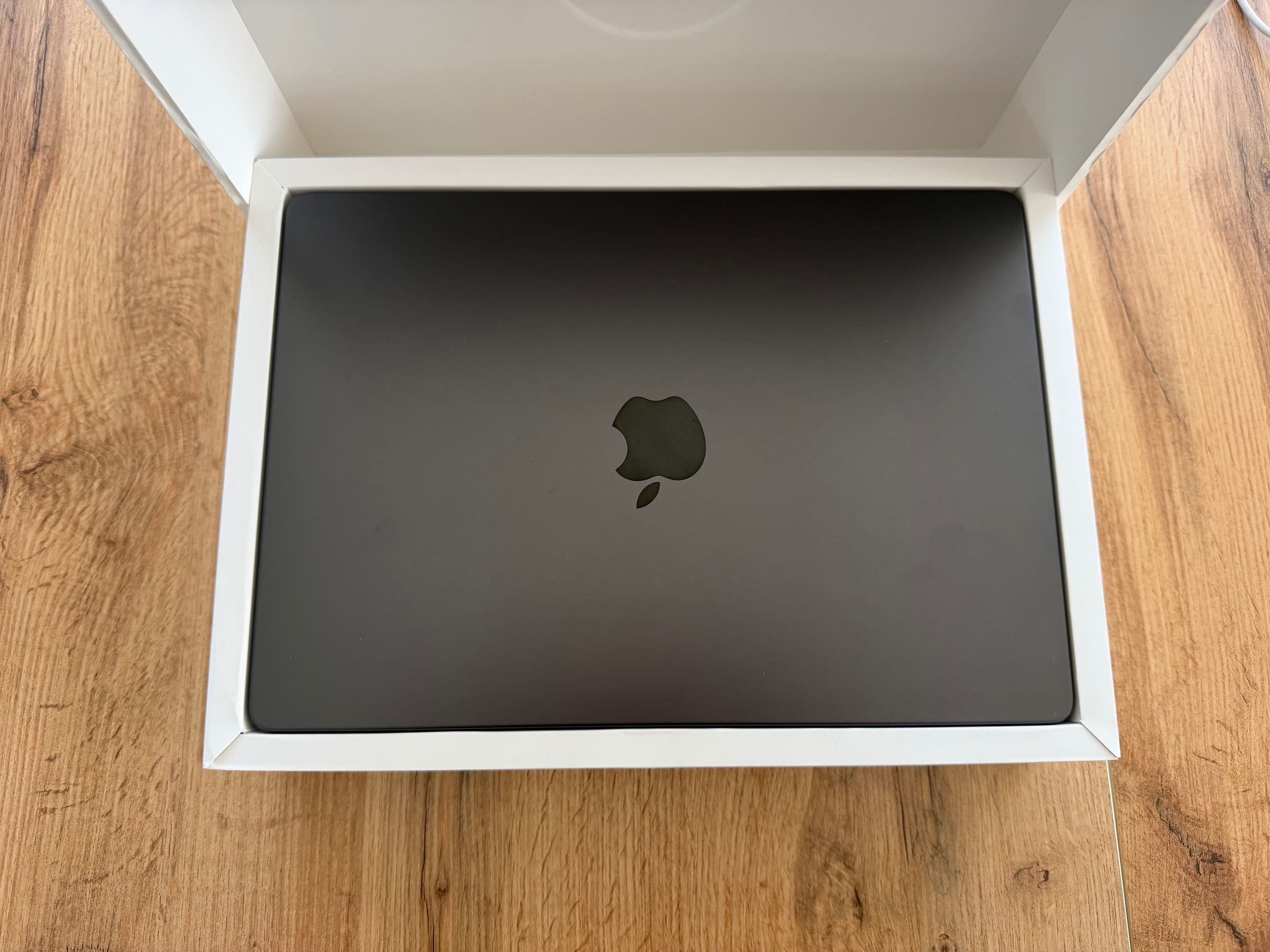 НОВ MacBook Pro 14" M4 PRO Chip 14-CPU/ 20-GPU/ 48GB RAM/ 1TB SSD ГАРАНЦИЯ 2.2028г APPLE CARE+